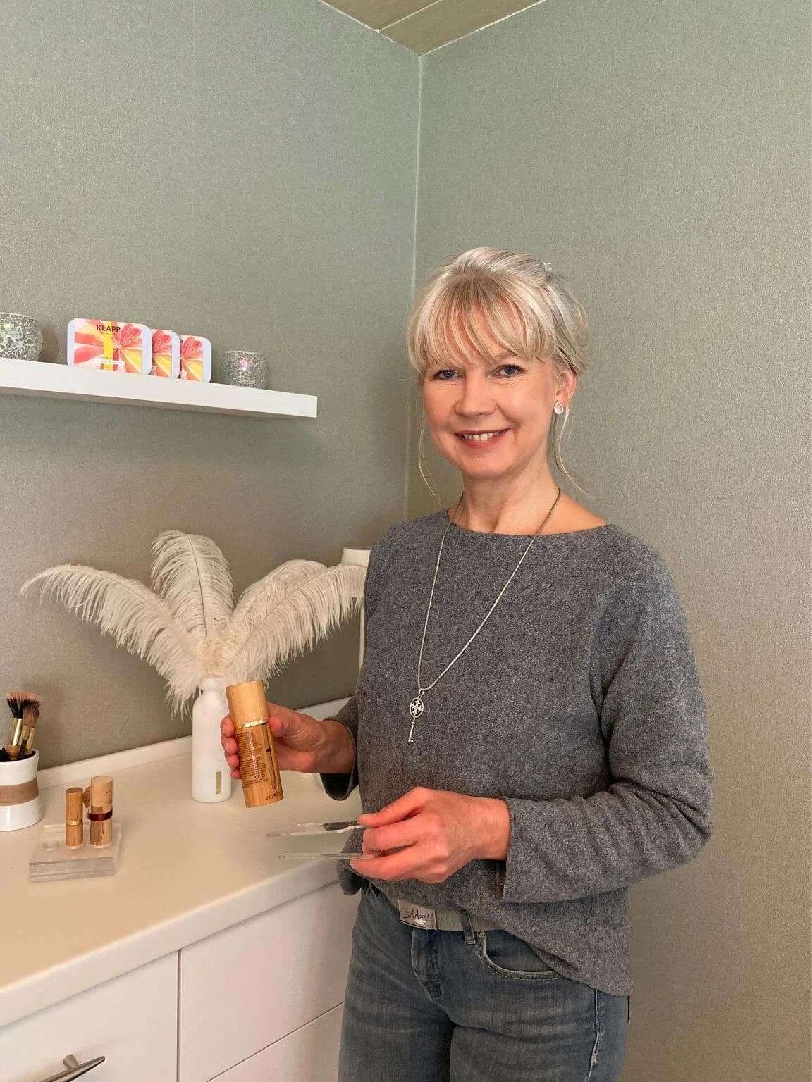Anja Schierz mit Pflegeprodukten in ihrem Kosmetikraum im Beauty Center Oberlausitz
